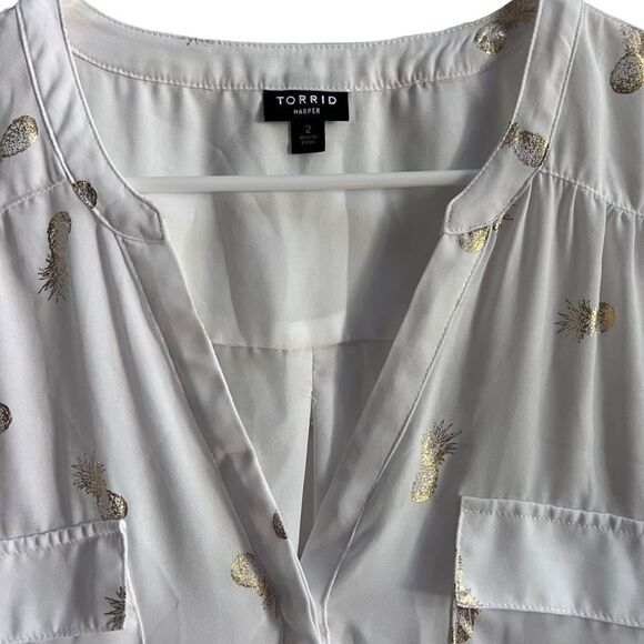 Torrid white with gold pineapples Harper Georgette 3/4 sleeve 2 - Picture 2 of 7